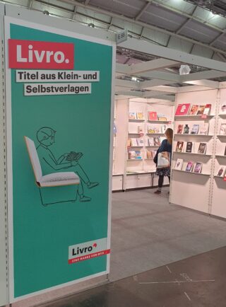 Blick auf die ausgestellten Bücher auf der Livro-Gemeinschaftsausstellung.
