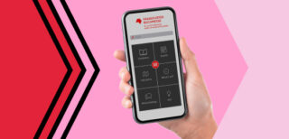 Eine Hand hält ein Handy auf der die FBM App zu sehen ist.