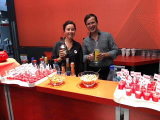 Ines Roth und Ronald Schild bereiten den MVB-Empfang auf der Frankfurter Buchmesse vor.