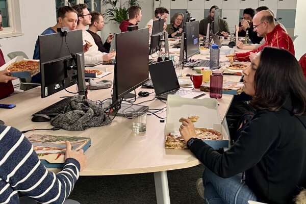 Die Teilnehmenden des Hackathon essen Pizza