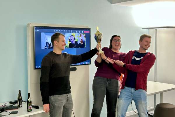 Gewinnerteam des Hackathon 2024 hält seinen Pokal hoch