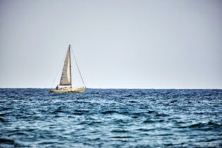 Ein Segelboot auf dem Meer