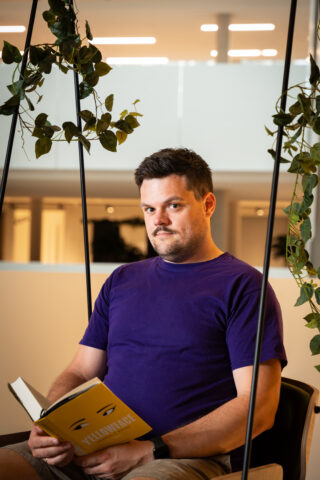Tobias Mildbrand liest ein Buch.