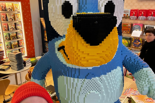 Angie posiert mit einer Lego-Adaption von Bluey.