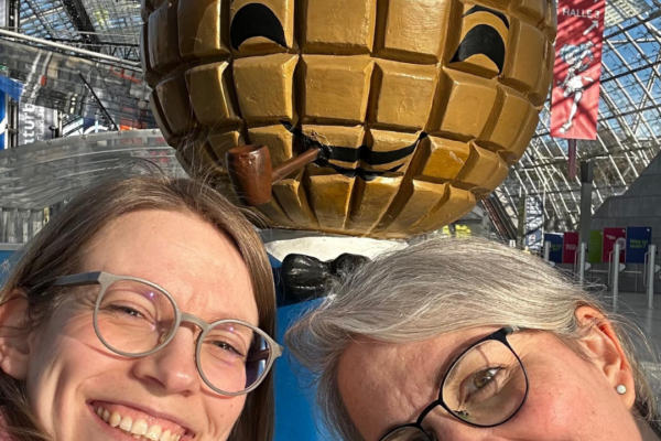 Angie und Helen auf einem Bild mit dem Messe-Männchen