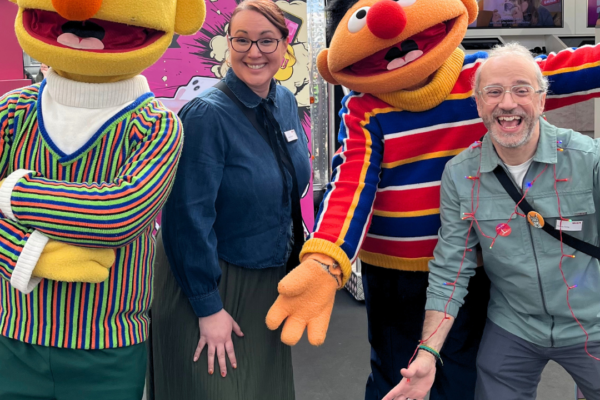Katrin und Markus posieren mit Bert und Ernie