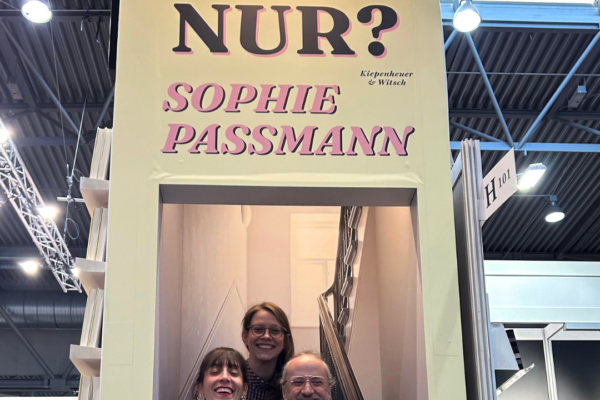 Angie, Rahel und Markus stehen im Fotospot von Sophie Passmanns neuem Buch