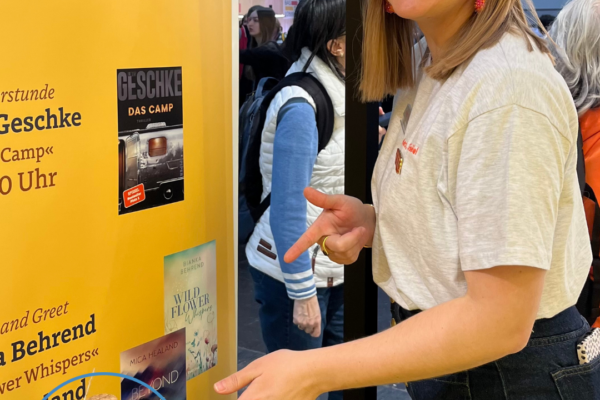 Eine Flaschenpost wird von einer Standmitarbeiterin von Piper entdeckt