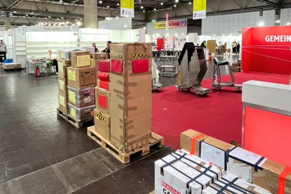 Der Messestand ist leer und alles auf Paletten gepackt.