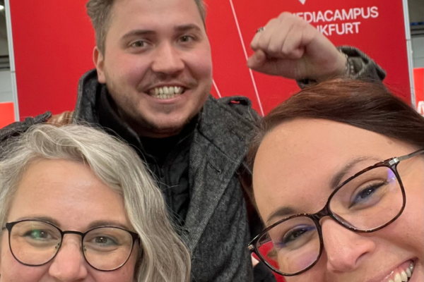 Helen, Felix und Katrin haben es geschafft und freuen sich über das Ende der Messe.