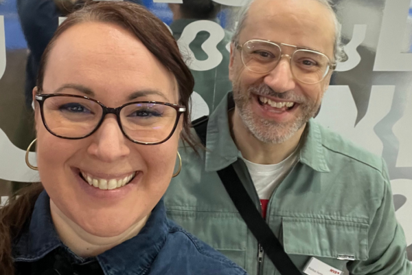 Katrin und Markus stehen vor einer Wand mit dem Fokusthema Donau