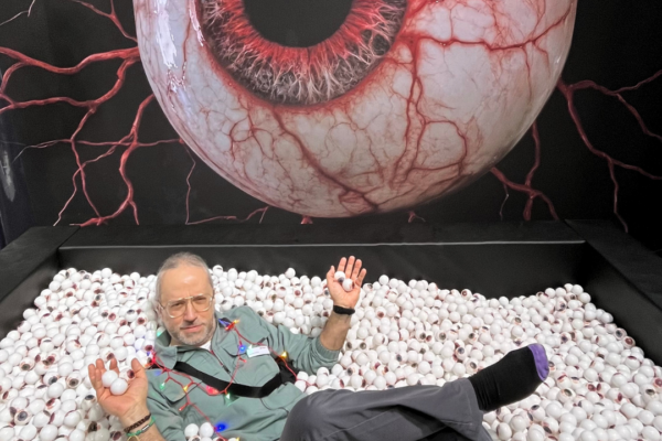 Markus liegt in einem Augapfel-Bällebad am Fitzek-Stand