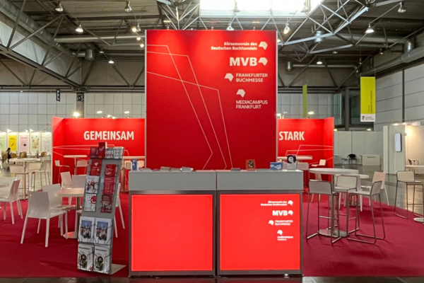 Der leere Messestand am Morgen