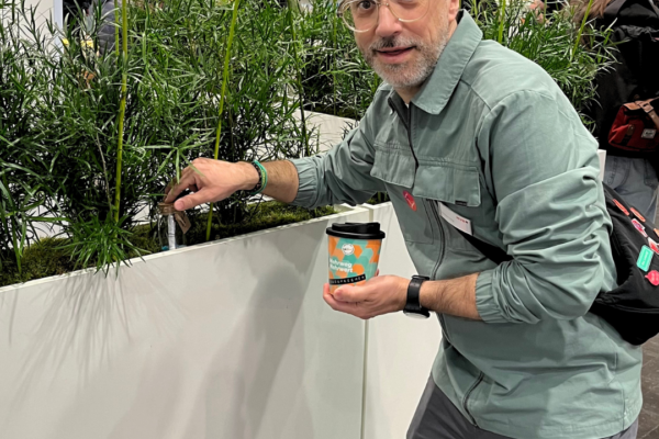 Markus versteckt eine Flaschenpost an einem Stand