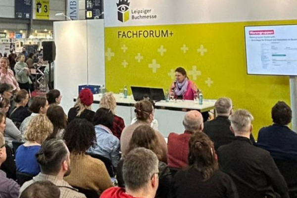 Daniela hält einen Vortrag zu Metadaten und Magie