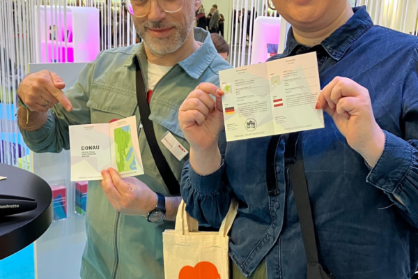 Markus und Katrin zeigen ihr Donau-Stempelheft.