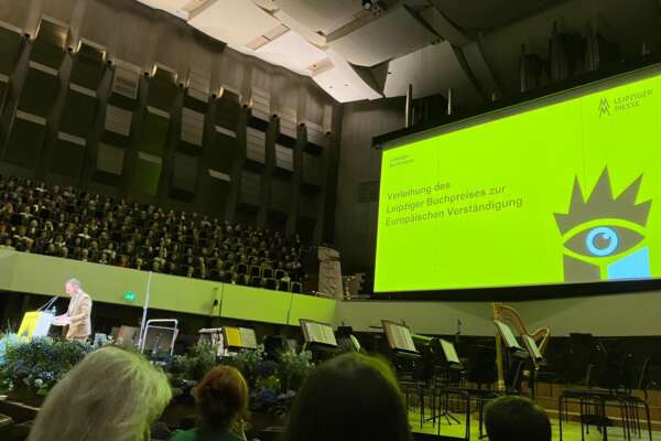 Sebastian Guggolz hält eine Rede.