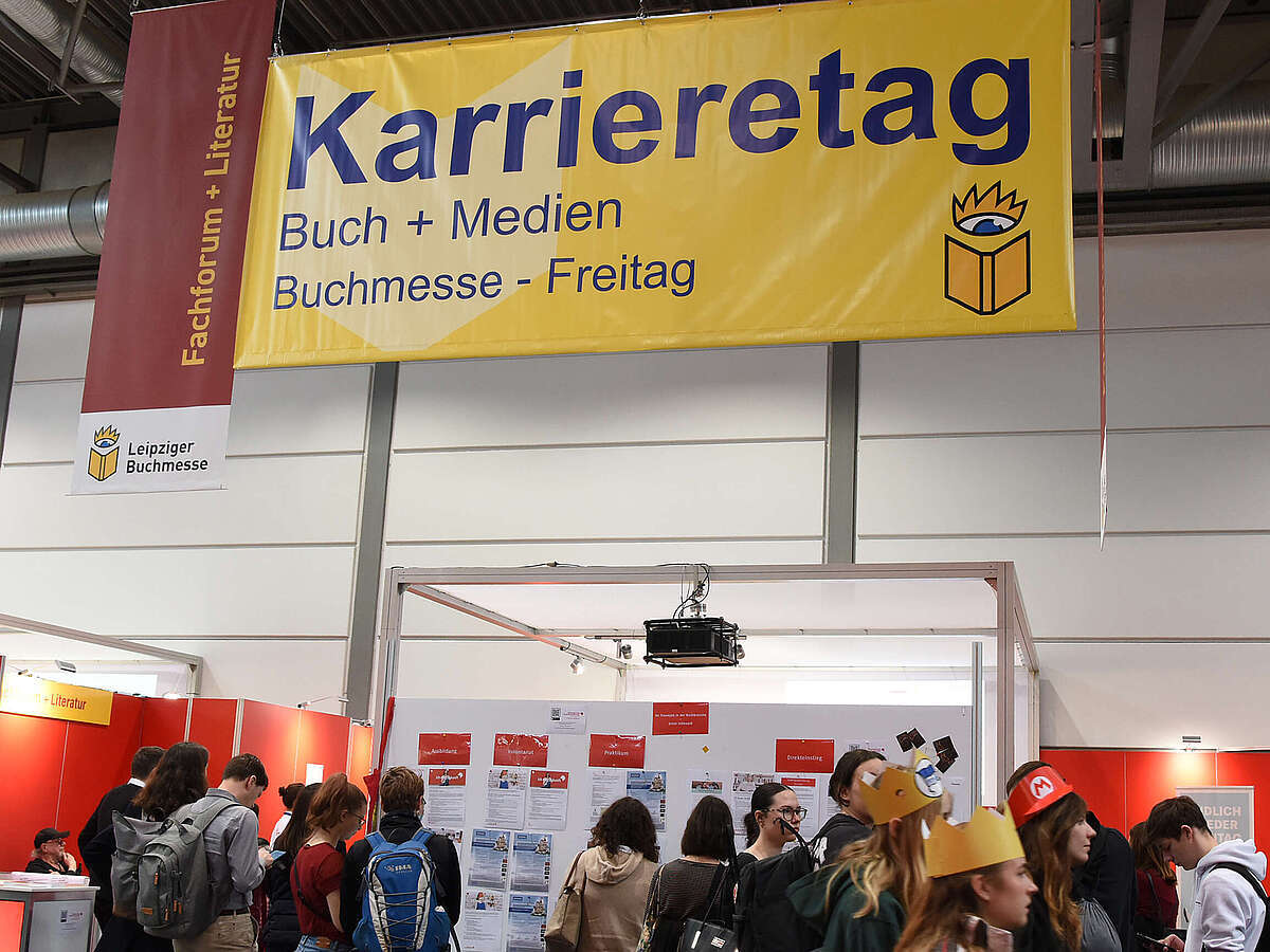 Jobboard auf der Leipziger Buchmesse, darüber hängt ein Banner mit der Aufschrift "Karrieretag Buch + Medien"