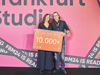 Gewinner-Team des Content Start Up des Jahres halten ihren Gewinn-Scheck