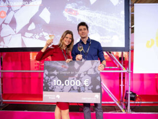 Gewinner QualiFiction halten ihren Gewinn-Scheck