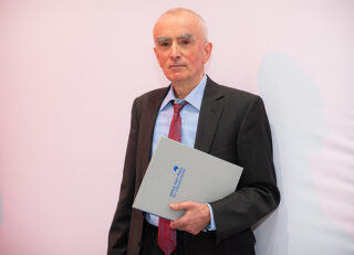 Wolfgang Matz mit der Urkunde des Alfred-Kerr-Preises für Literaturkritik
