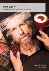 Hände halten ein Buchjournal, daneben steht eine Tasse mit MVB-Logo im Schaum