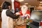Weihnachtsmann in der Buchhandlung