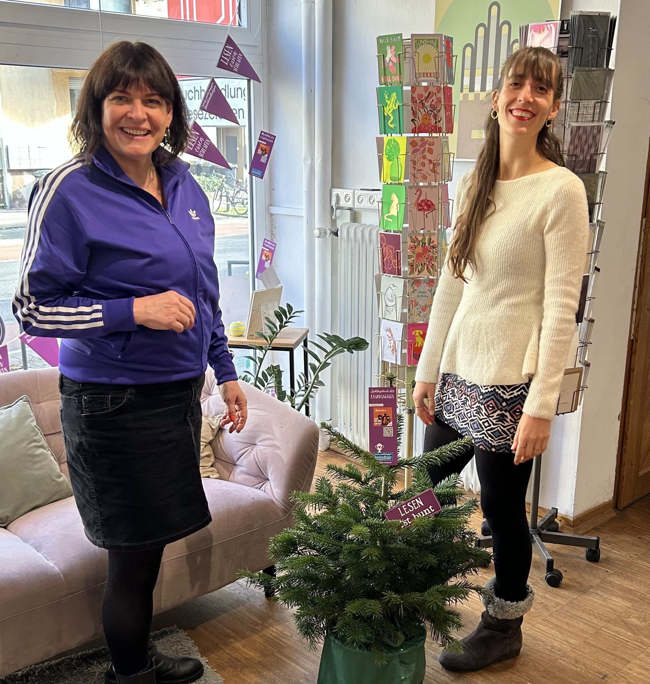 Buchhändlerin und Rahel neben Weihnachtsbäumchen
